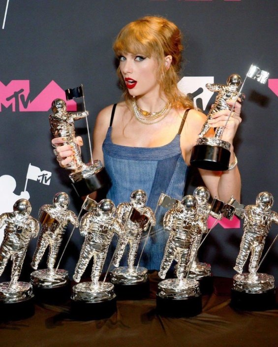 Taylor Swift Big Winner At The MTV VMAs - Selena Gomez Was Her Biggest Supporter