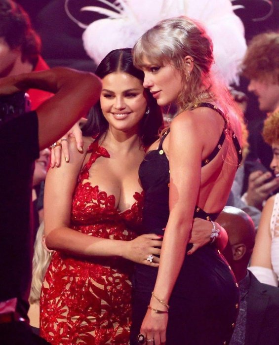 Taylor Swift Big Winner At The MTV VMAs - Selena Gomez Was Her Biggest Supporter