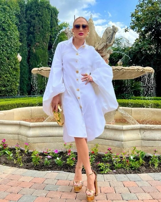 Jennifer Lopez In A White Shirt-dress With Ben Affleck Posed With Small Fans