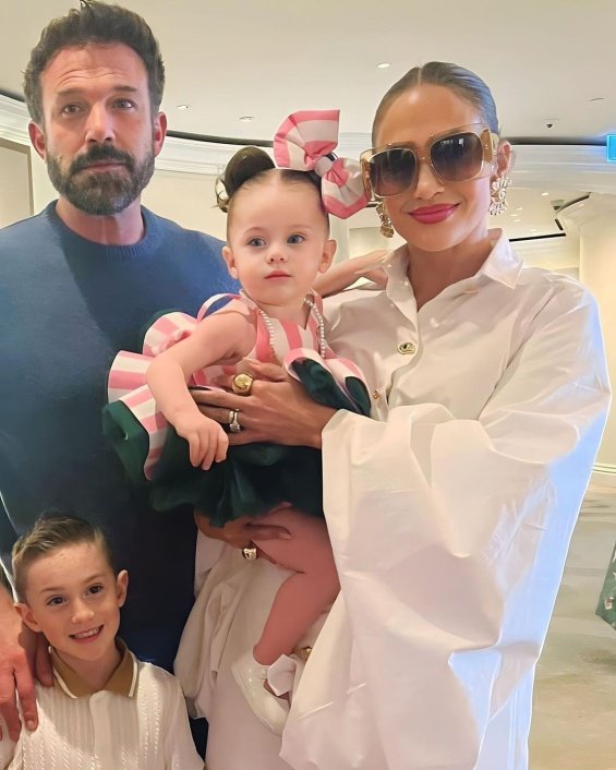 Jennifer Lopez In A White Shirt-dress With Ben Affleck Posed With Small Fans