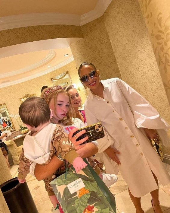 Jennifer Lopez In A White Shirt-dress With Ben Affleck Posed With Small Fans