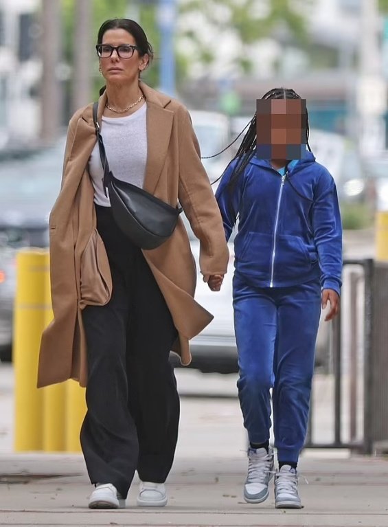 Sandra Bullock Photographed For The First Time With Her Daughter After The Death Of Her Partner Brian Randall