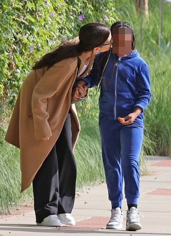 Sandra Bullock Photographed For The First Time With Her Daughter After The Death Of Her Partner Brian Randall