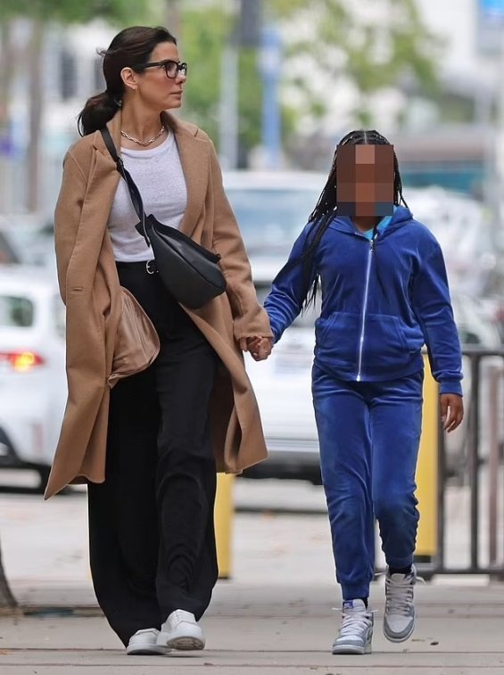 Sandra Bullock Photographed For The First Time With Her Daughter After The Death Of Her Partner Brian Randall