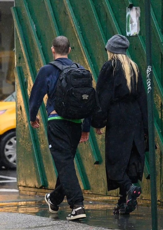 Bradley Cooper And Gigi Hadid Together On A Walk In Rainy New York