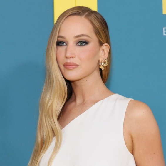 Jennifer Lawrence Hits Back At Plastic Surgery Rumor