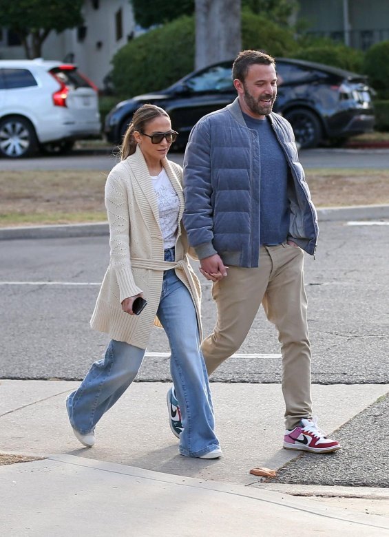 Jennifer Lopez And Ben Affleck Caught Kissing On A Walk In Los Angeles