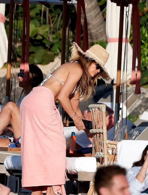 Jennifer Lopez Shows Off Her Toned Abs In A Gorgeous White Bikini While On Vacation