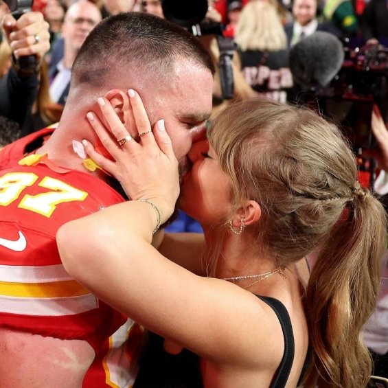  Taylor Swift And Travis Kelce Caught Kissing After His Super Bowl Win