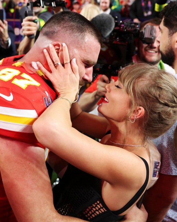 Taylor Swift And Travis Kelce Caught Kissing After His Super Bowl Win