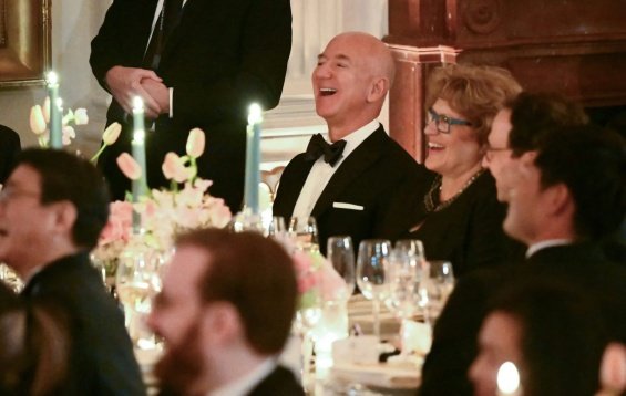 Jeff Bezos At White House Dinner With Fiancee Lauren (Provocative Styling)