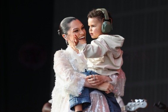 Jessie J Returns to Stage After Cancer Battle