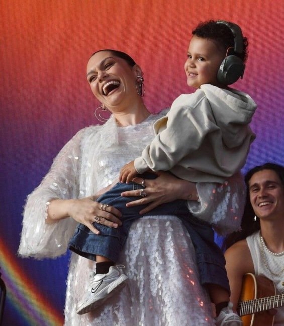 Jessie J Returns to Stage After Cancer Battle