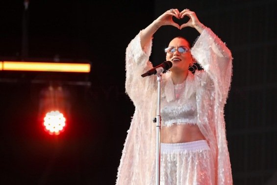 Jessie J Returns to Stage After Cancer Battle