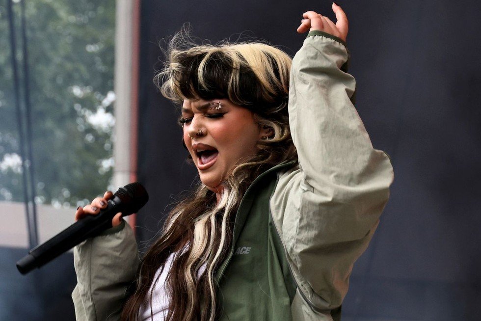 Lola Young Collapse on Stage
