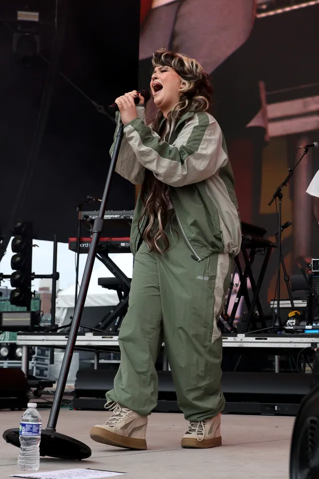 Lola Young Collapse on Stage