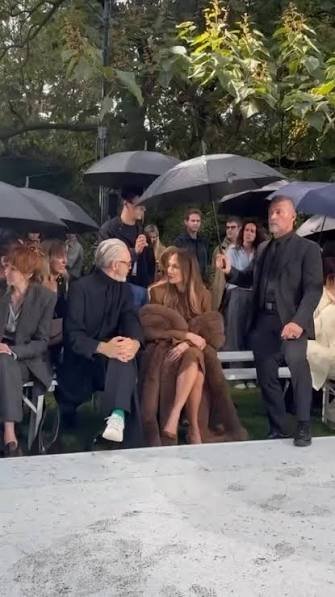 Jennifer Lopez bodyguard umbrella controversy