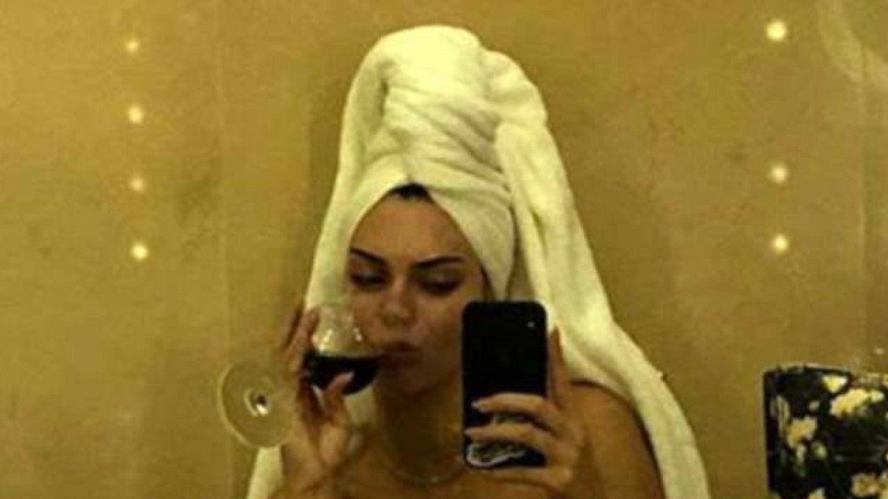 Kendall Jenner appeared naked to Instagram Stories, as she enjoyed some wine in her hotel bathroom.