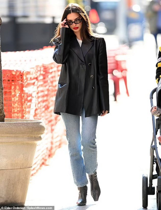 Emily Ratajkowski was photographed on a walk with the baby while the ...
