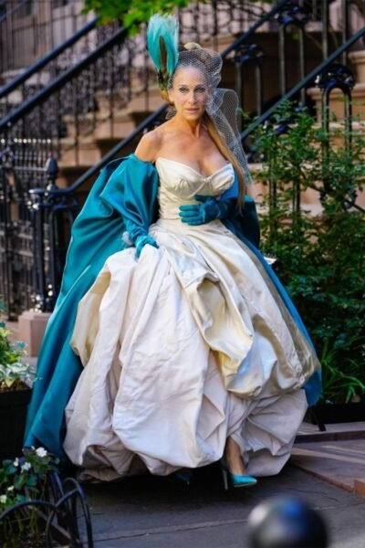 Carrie Bradshaw Again In The Iconic Wedding Dress1 400x600 