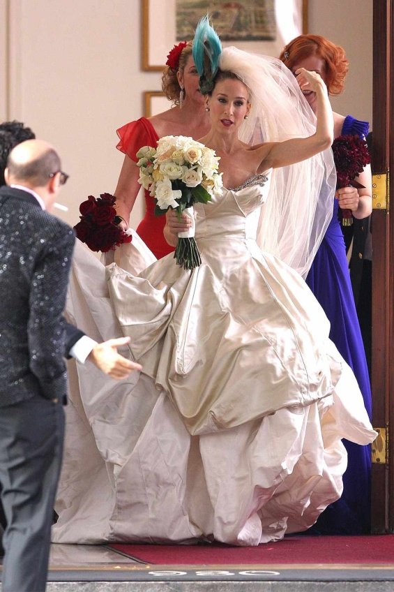 Carrie Bradshaw again in the iconic wedding dress from the ill-fated ...