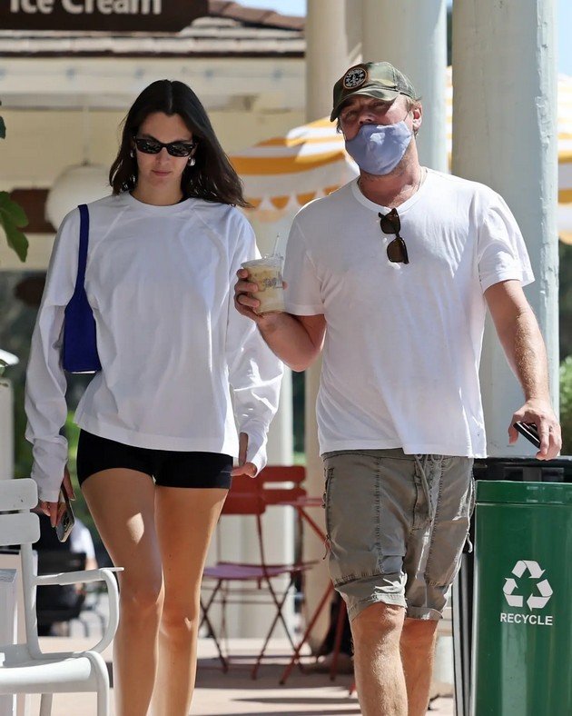 Leonardo DiCaprio Is Walking With His New Girlfriend - She Is 25 Years ...